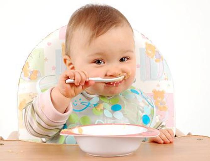 baby_eats_with_a_spoon.jpg